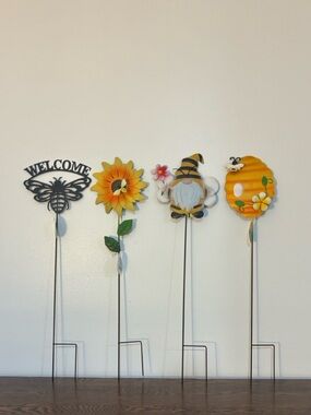 NWT-Set of 4-Bee Themed Metal Yard Stakes- Welcome 🐝 Sunflower, Gnome & Beehive